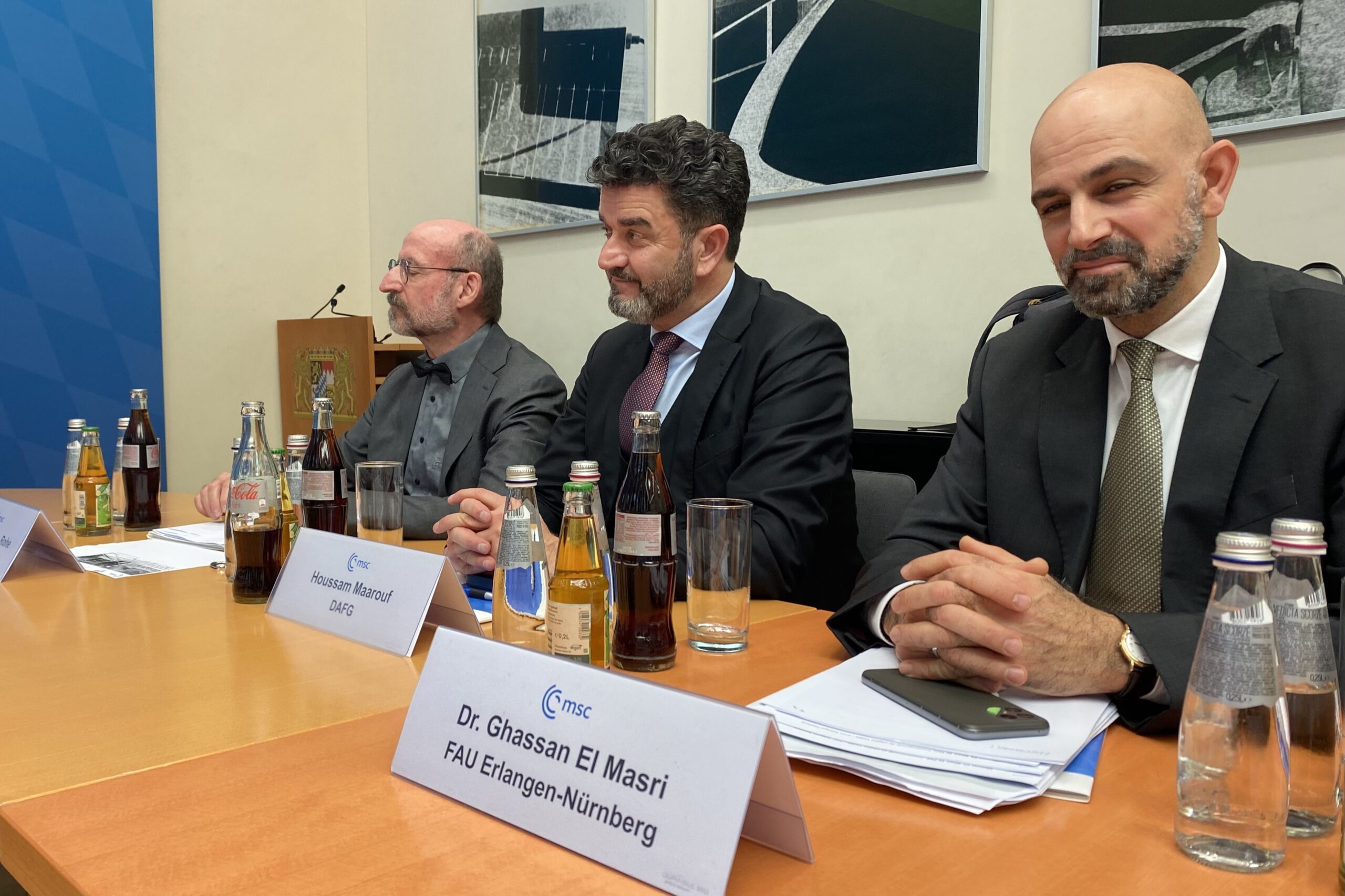 Foto von Prof. Dr. Mathias Rohe, Houssam Maarouf (DAFG), Dr. Ghassan El Masri an Konferenztischen